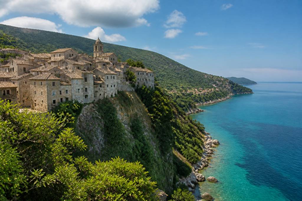 Alla scoperta delle Marche segrete: tra borghi arroccati, grotte naturali e spiagge selvagge